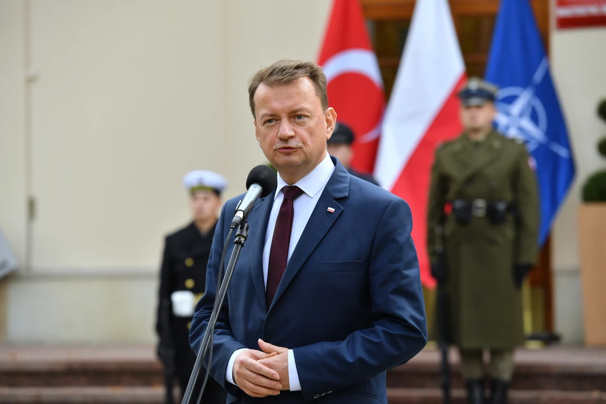 ​Decyzją ministra obrony Mariusza Błaszczaka postępowanie na zakup mobilnych ołtarzy polowych zostanie wstrzymane. Pieniądze, które miały być przeznaczone na ten cel, zostaną wydane na kamery nasobne dla żołnierzy pełniących służbę na granicy polsko-białoruskiej - podało Ministerstwo Obrony Narodowej. 