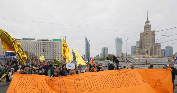 ​W centrum Warszawy odbyła się manifestacja solidarności z uchodźcami pod hasłem "Stop torturom na granicy", zorganizowana przez ponad 30 grup feministycznych. Rozpoczęła się ona około godziny 14 na rondzie de Gaulle'a.