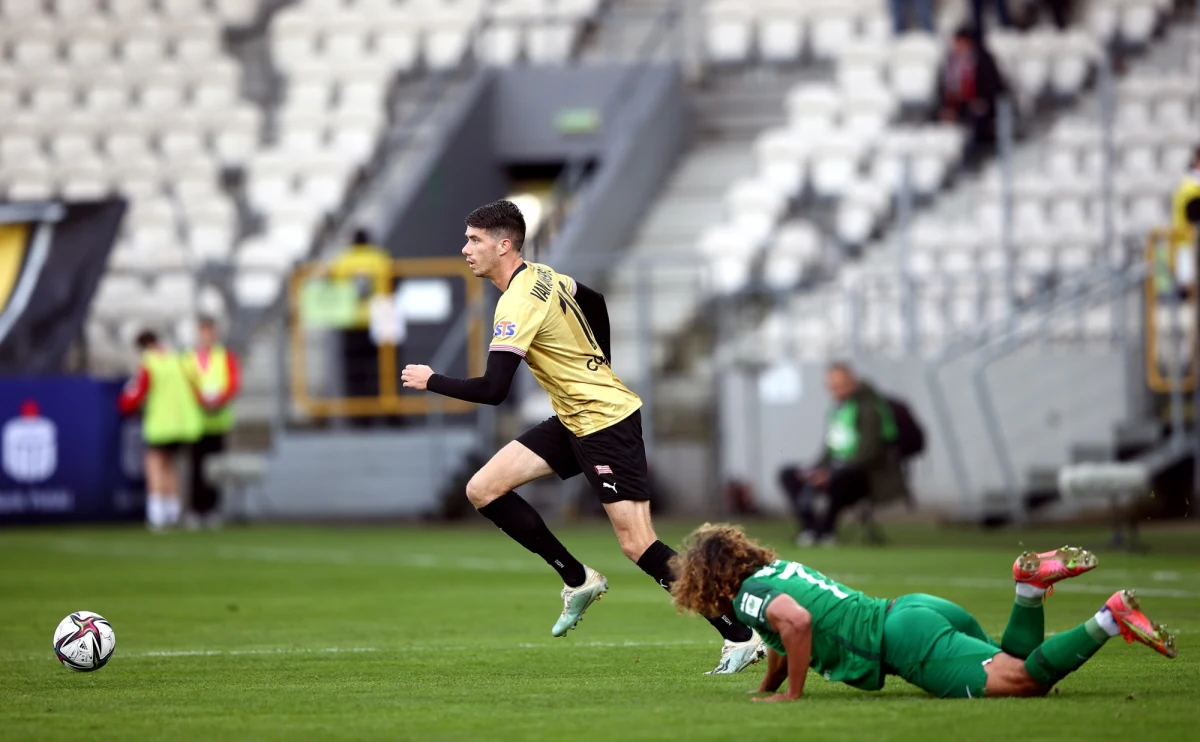 Cracovia zagrała w tym meczu w złotych koszulkach. W ten sposób upamiętniono rocznicę setnej rocznicy wywalczenia przez krakowski klub pierwszego mistrzostwa Polski. Przed rozpoczęciem gry minutą ciszy uczono pamięć zmarłego tragicznie byłego bramkarza "Pasów" Jacka Felscha.