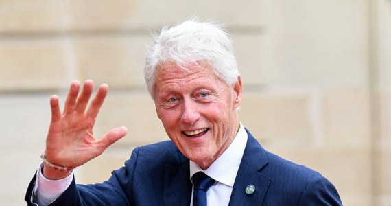Były prezydent USA Bill Clinton opuścił w towarzystwie żony Hillary szpital uniwersytecki w Irvine w Kalifornii, w którym od wtorku był leczony z powodu infekcji. Wychodząc z lecznicy, podziękował i pożegnał się z personelem medycznym i gestem uniesionego kciuka odpowiedział na pytania reporterów o samopoczucie - relacjonuje agencja AP.