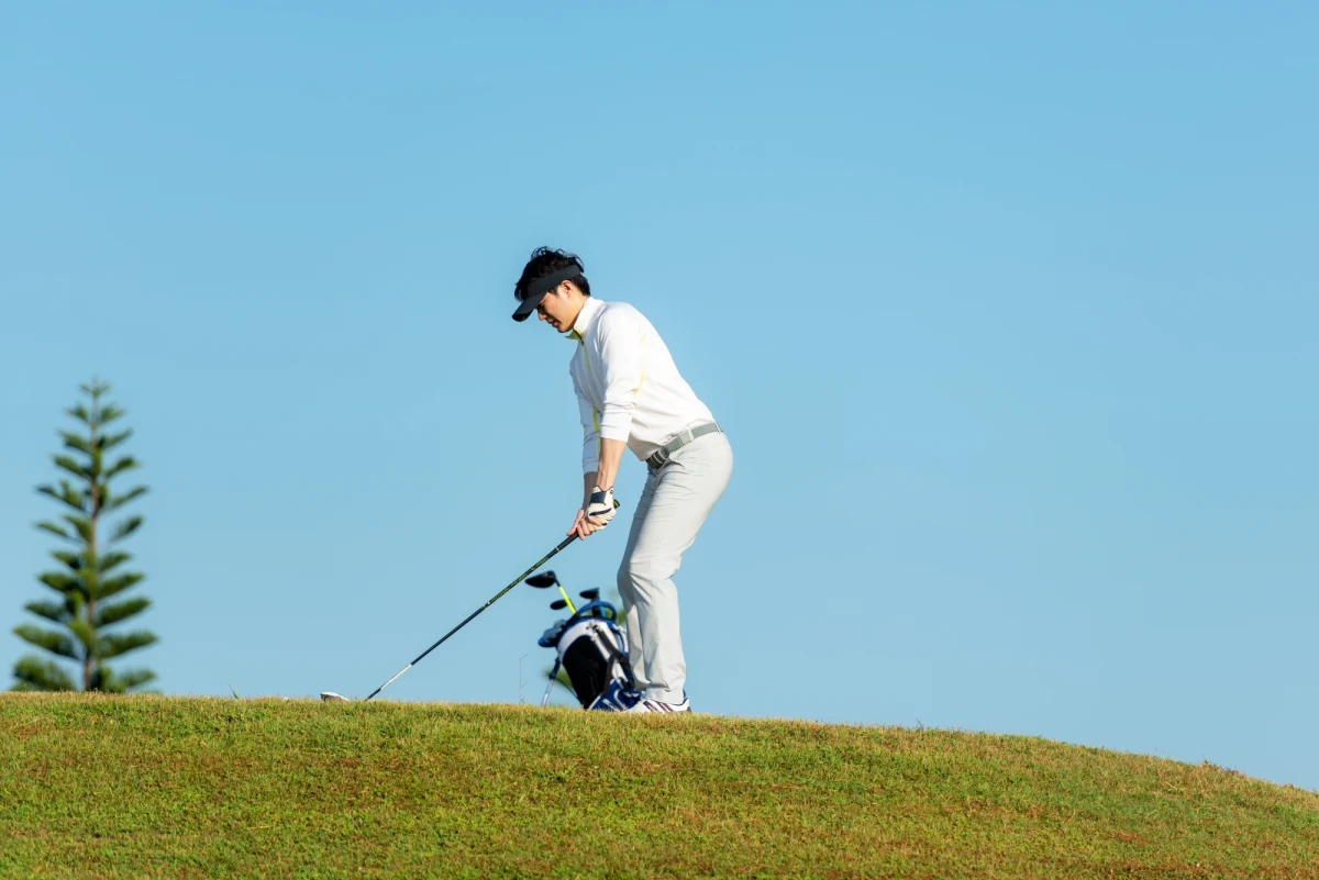 ​Zawodowcy zwykle potrzebują 10-15 minut na ukończenie dołka na polu golfowym, ale czterech graczy European Tour przy okazji turnieju w Hiszpanii połączyło siły, aby pobić rekord Guinnessa i dokonało tego w mniej niż pół minuty.