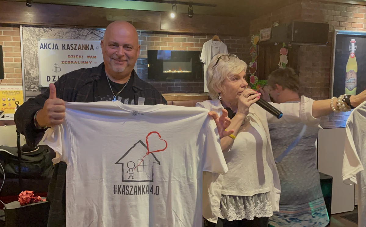 Prawie 20 tysięcy dolarów, czyli ponad 75 tysięcy złotych zebrała w weekend Polonia Amerykańska z okolic Nowego Jorku oraz New Jersey na rzecz kolejnej edycji akcji #KASZANKA, zainicjowanej kilka lat temu przez naszego amerykańskiego korespondenta Pawła Żuchowskiego. W sobotę w barze Amsterdam Alley w Linden w New Jersey licytowano koszulki z podpisami znanych sportowców, kosze polskich słodyczy i innych produktów z kraju, gadżety RMF FM czy przedmioty z logo akcji "Kaszanka 4.0" na rzecz Zachodniopomorskiego Hospicjum dla Dzieci. Finał akcji odbędzie się w grudniu. Dzięki sobotniej imprezie na koncie zbiórki w tym roku jest już w sumie blisko 150 tysięcy złotych. 