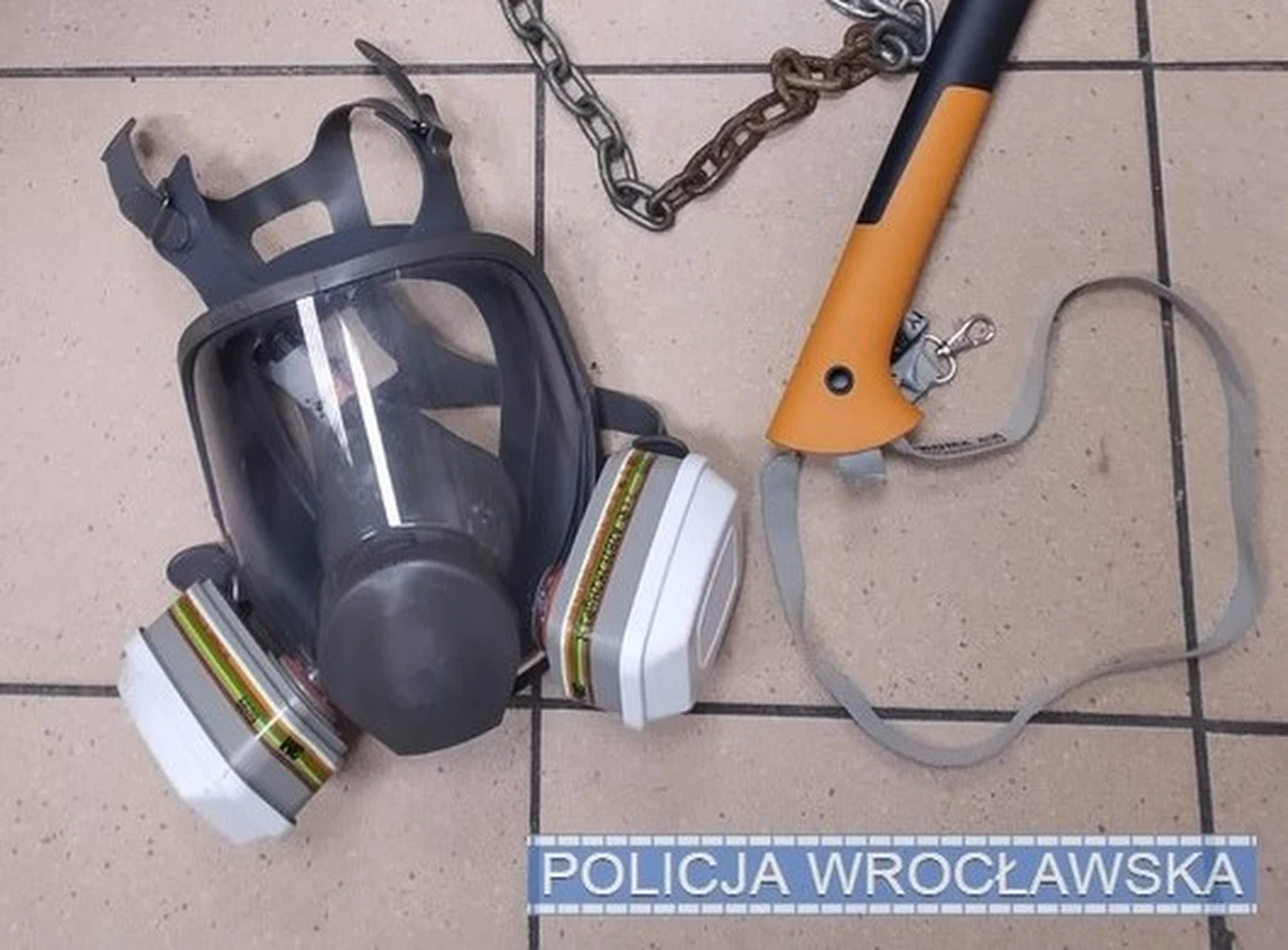 Trzy miesiące aresztu dla 38-letniego mężczyzny, podejrzanego o podpalenie radiowozu przy placu Piłsudskiego we Wrocławiu. W chwili zatrzymania mężczyzna miał przy sobie siekierę i łańcuch, którym wymachiwał w kierunku policjantów.