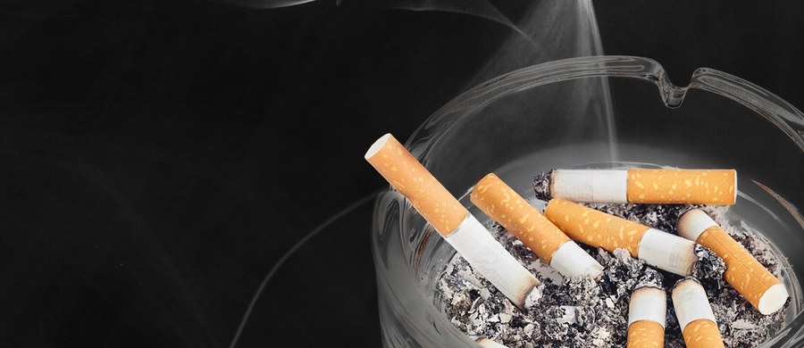 Prezydium Naczelnej Rady Lekarskiej zaapelowało do ministrów zdrowia i finansów o podniesienie akcyzy na papierosy. "Epidemia palenia papierosów trwa od lat, zwłaszcza wśród młodzieży, i mimo wielu ostrzeżeń oraz prób ograniczenia jej zasięgu wyniki są zastraszające" – czytamy w apelu NRL. 