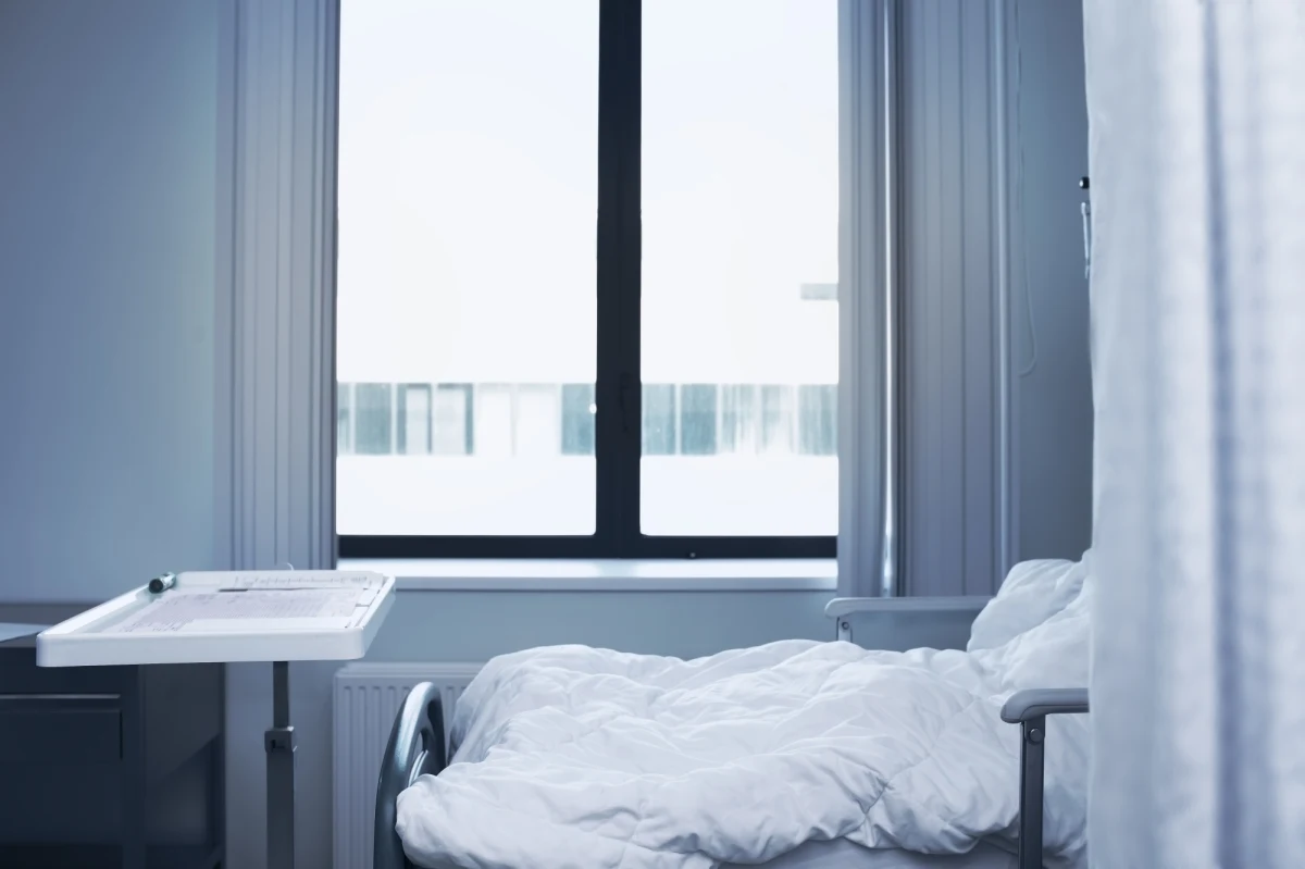 ​Tragedia w Tarnowie w Małopolsce. Z okna szpitala wypadła 92-letnia kobieta. Niestety, nie udało się jej uratować.