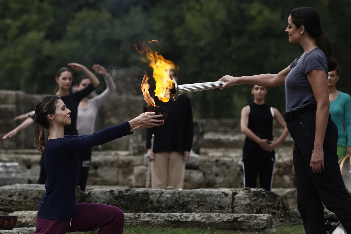 W greckiej Olimpii zapłonął ogień, od którego rozpalony zostanie znicz podczas ceremonii otwarcia zimowych igrzysk w Pekinie (4-20 lutego 2022 roku). We wtorek w Atenach pochodnię przejmą organizatorzy przyszłorocznej imprezy.
