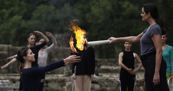 W greckiej Olimpii zapłonął ogień, od którego rozpalony zostanie znicz podczas ceremonii otwarcia zimowych igrzysk w Pekinie (4-20 lutego 2022 roku). We wtorek w Atenach pochodnię przejmą organizatorzy przyszłorocznej imprezy.