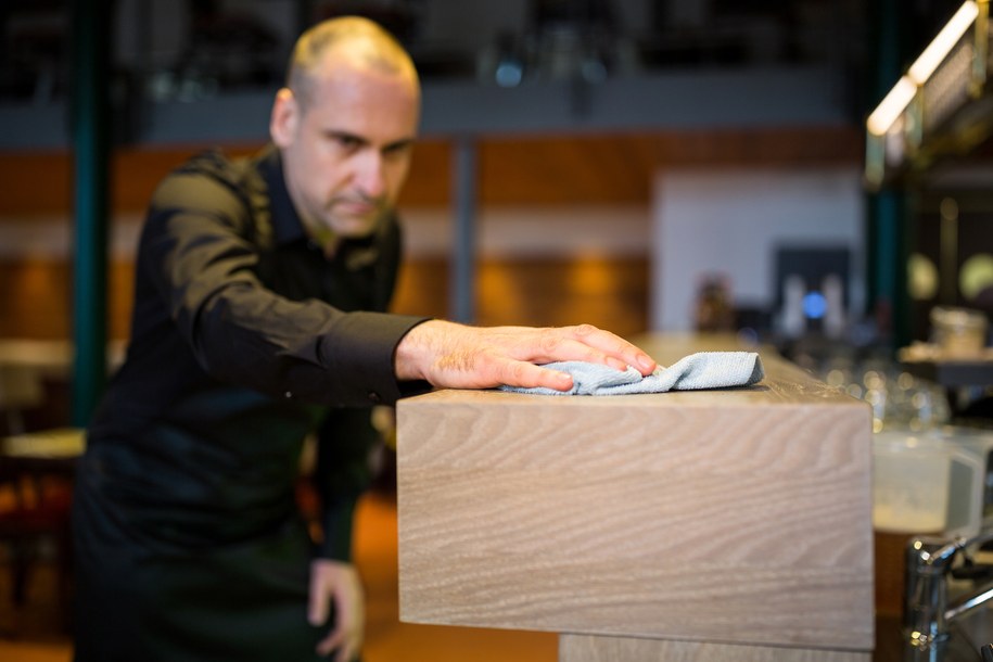 Przeterminowane produkty, zastrzeżenia do czystości. Wielkopolski sanepid skontrolował restauracje