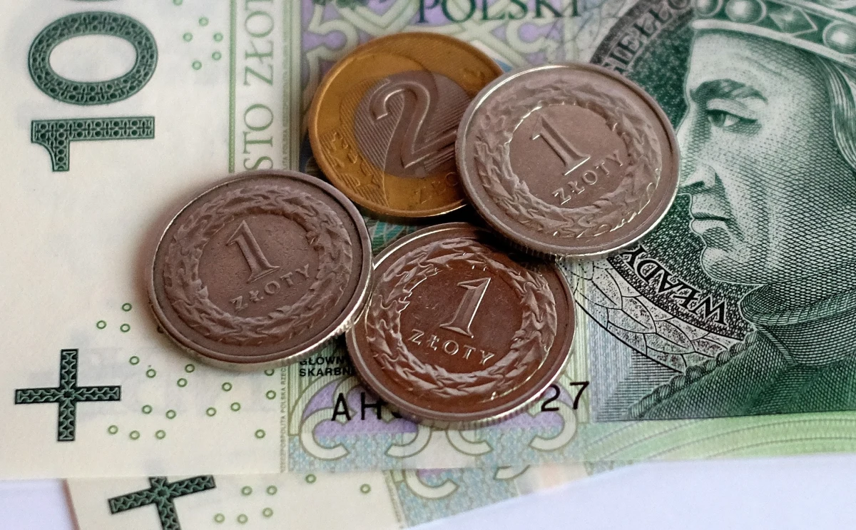 ​ZUS przygotowuje się do wypłat czternastej emerytury. Dodatkowe świadczenia trafią na konta niektórych jeszcze w tym miesiącu - zapewnia prezes Zakładu Ubezpieczeń Społecznych Gertruda Uścińska.