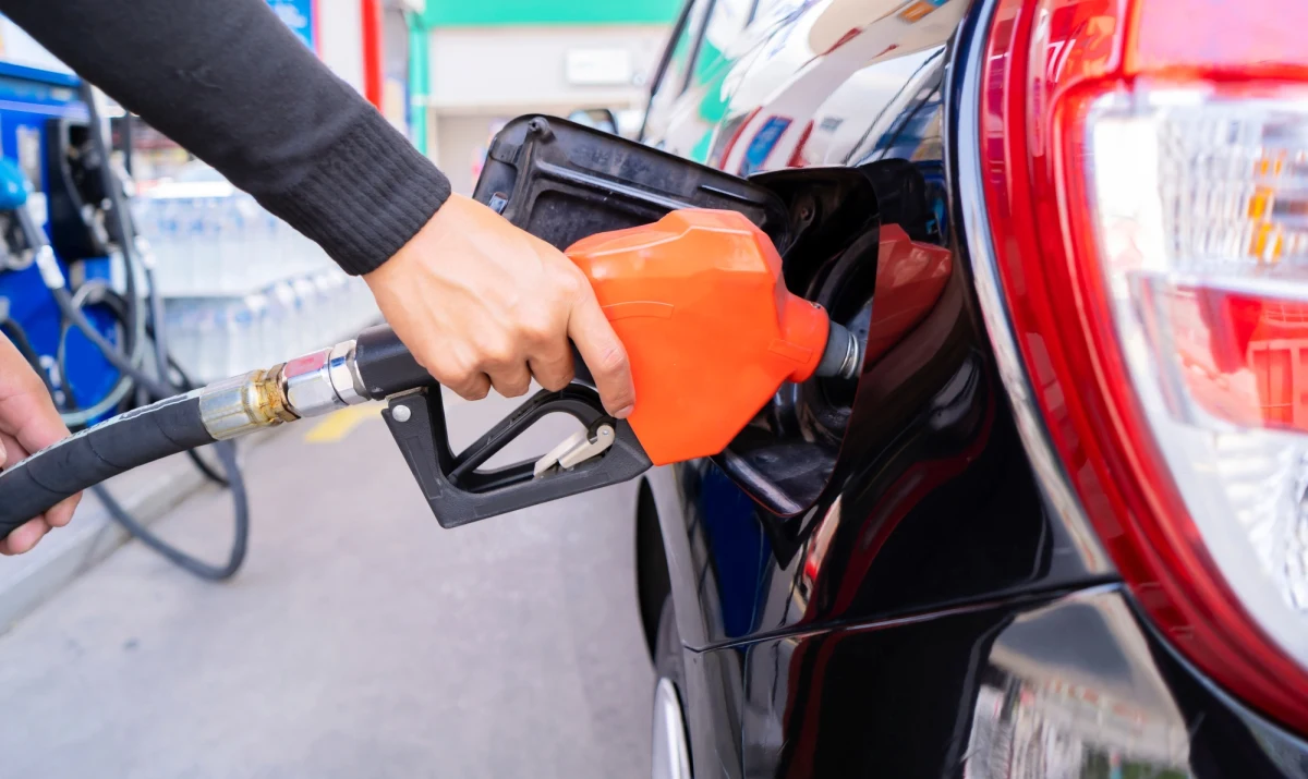 W tym tygodniu paliwa podrożeją o nawet kilkanaście groszy na litrze. Najwięcej - benzyna Pb98. "Nie ma w tej chwili czynników, które mogłyby ceny ropy ściągnąć w dół" - mówi analityk rynku paliw dr Jakub Bogucki z e-petrol.pl.