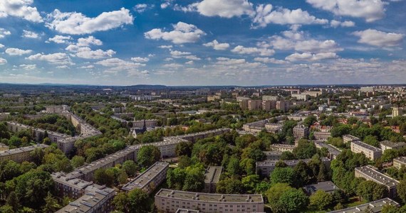 Około 590 nieruchomości, w których mogą być piece na paliwa stałe wciąż znajduje się na terenie Krakowa – szacują miejscy urzędnicy. Wszystkie zostaną skontrolowane w tym sezonie grzewczym. W stolicy Małopolski od 1 września 2019 r. obowiązuje zakaz używania paliw stałych.