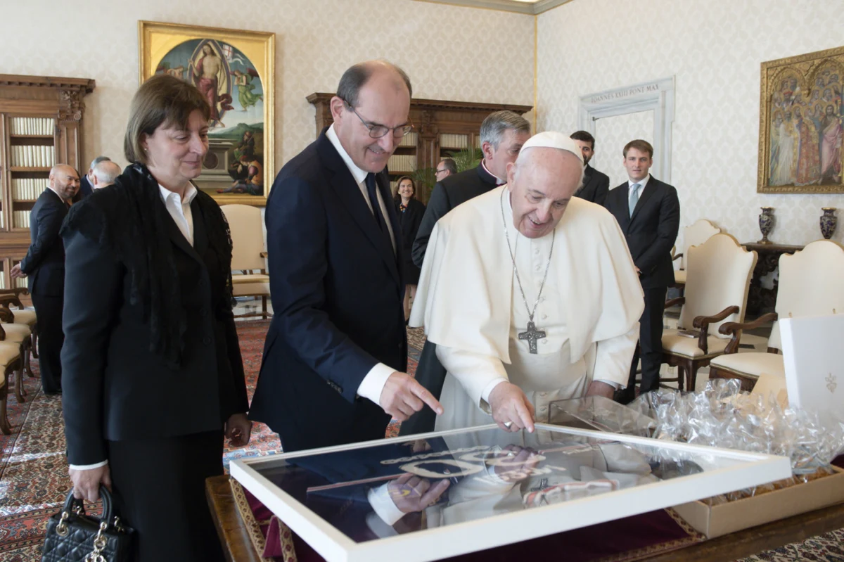 Koszulkę argentyńskiego piłkarza Lionela Messiego z jego autografem otrzymał papież Franciszek od premiera Francji Jeana Castex podczas poniedziałkowej audiencji w Watykanie. Rodak papieża gra od tego sezonu w klubie Paris Saint-Germain.