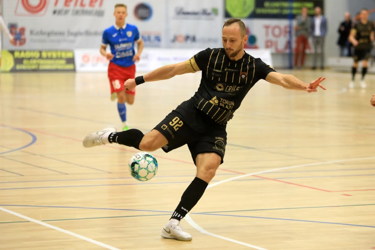 Takiej kolejki nie spodziewał się prawdopodobnie nikt. W zaledwie jeden weekend porażek doznały zespołu dotąd niepokonane – Piast Gliwice oraz Rekord Bielsko-Biała, zaś pierwsze zwycięstwa w tym sezonie zaliczyły aż trzy drużyny – GI Malepszy Futsal Leszno, Górnik Polkowice oraz Red Dragons Pniewy.