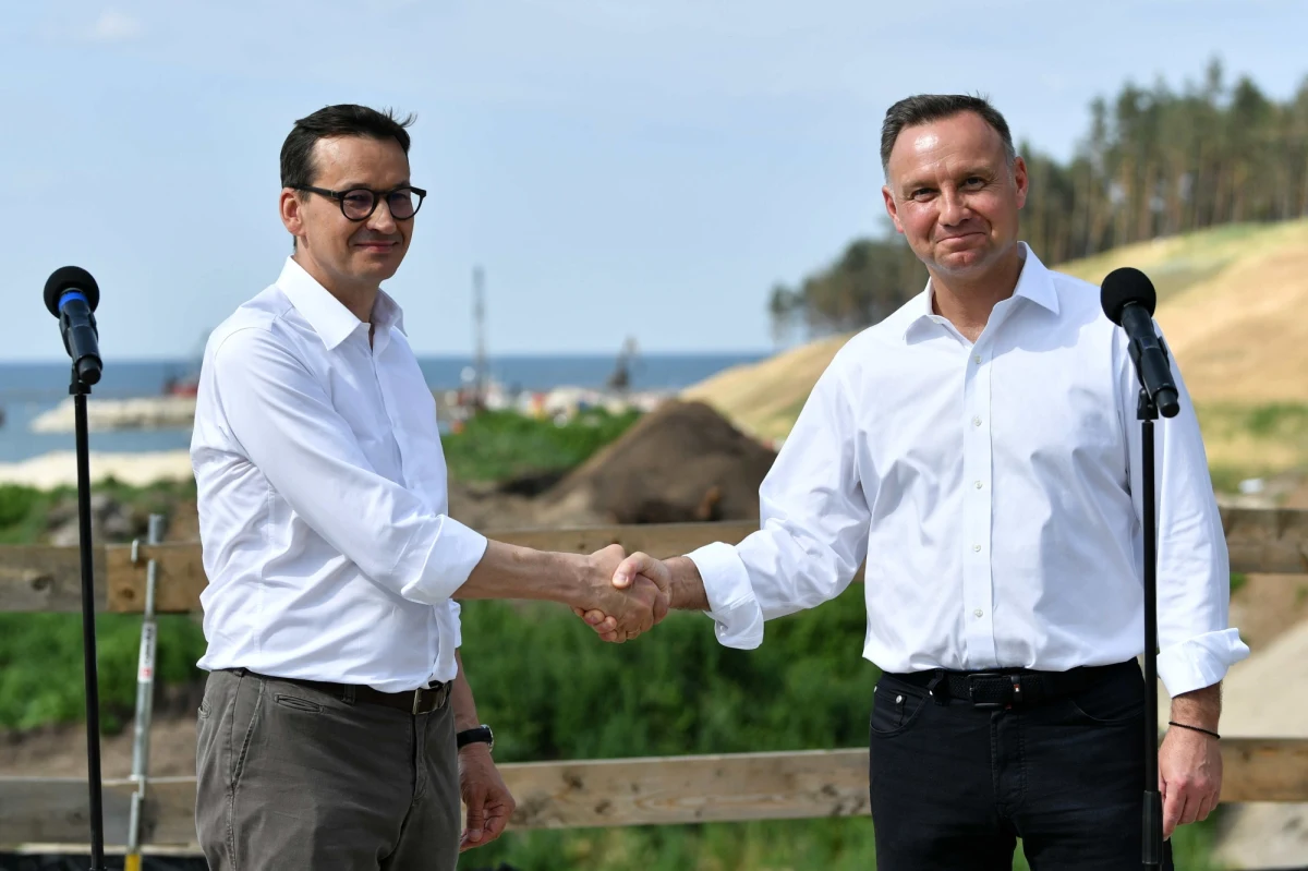 "Prezydent Andrzej Duda i premier Mateusz Morawiecki omówili planowane zmiany w rządzie" - przekazał szef gabinetu prezydenta Paweł Szrot. "To nie było długie spotkanie, ale myślę, że panowie wszystko uzgodnili" - dodał. 