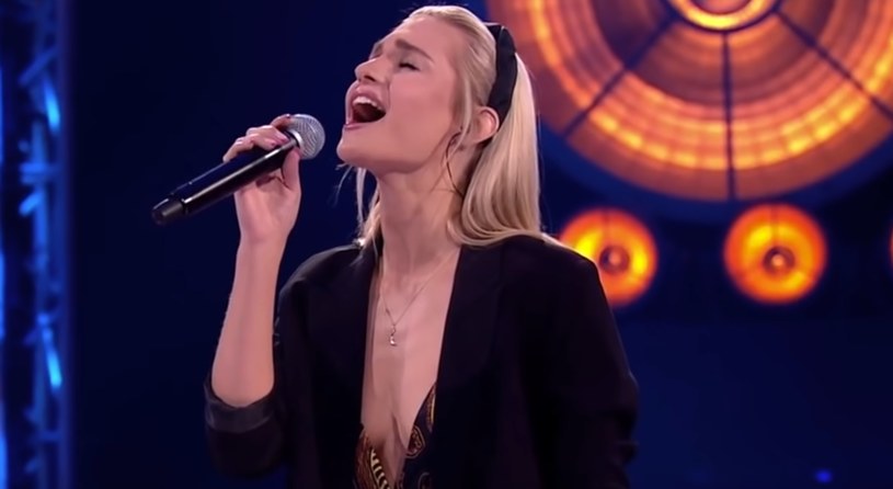 Widzowie TVP podczas bitew w "The Voice of Poland" mogli usłyszeć wielki przebój sanah "Szampan" w całkowicie nowej aranżacji. Internauci byli po tym występie mocno podzieleni. 