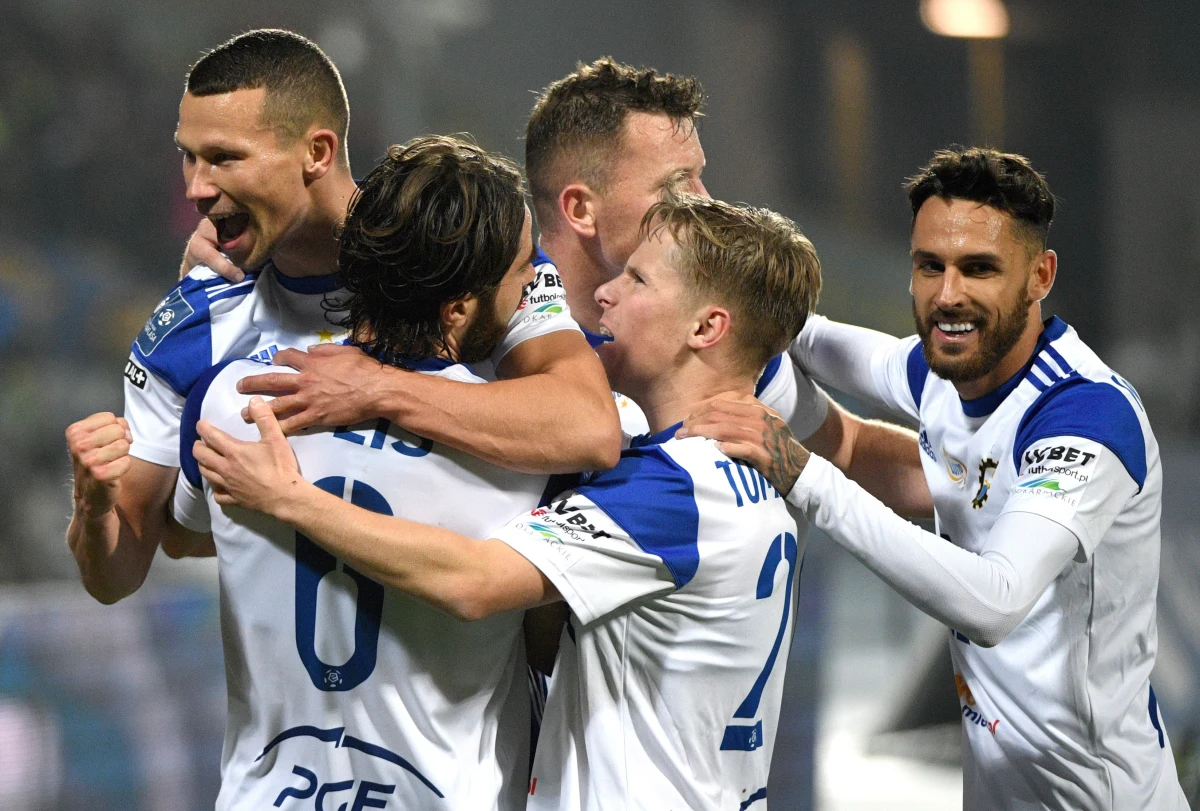 Piłkarze PGE FKS Stali Mielec pokonali na własnym stadionie KGHM Zagłębie Lubin 4:2 (1:2). Kibice, którzy zdecydowali się przyjść na obiekt przy ulicy Solskiego w Mielcu, nie mogli narzekać na nudę. Obie ekipy nastawiły się na grę ofensywną. 