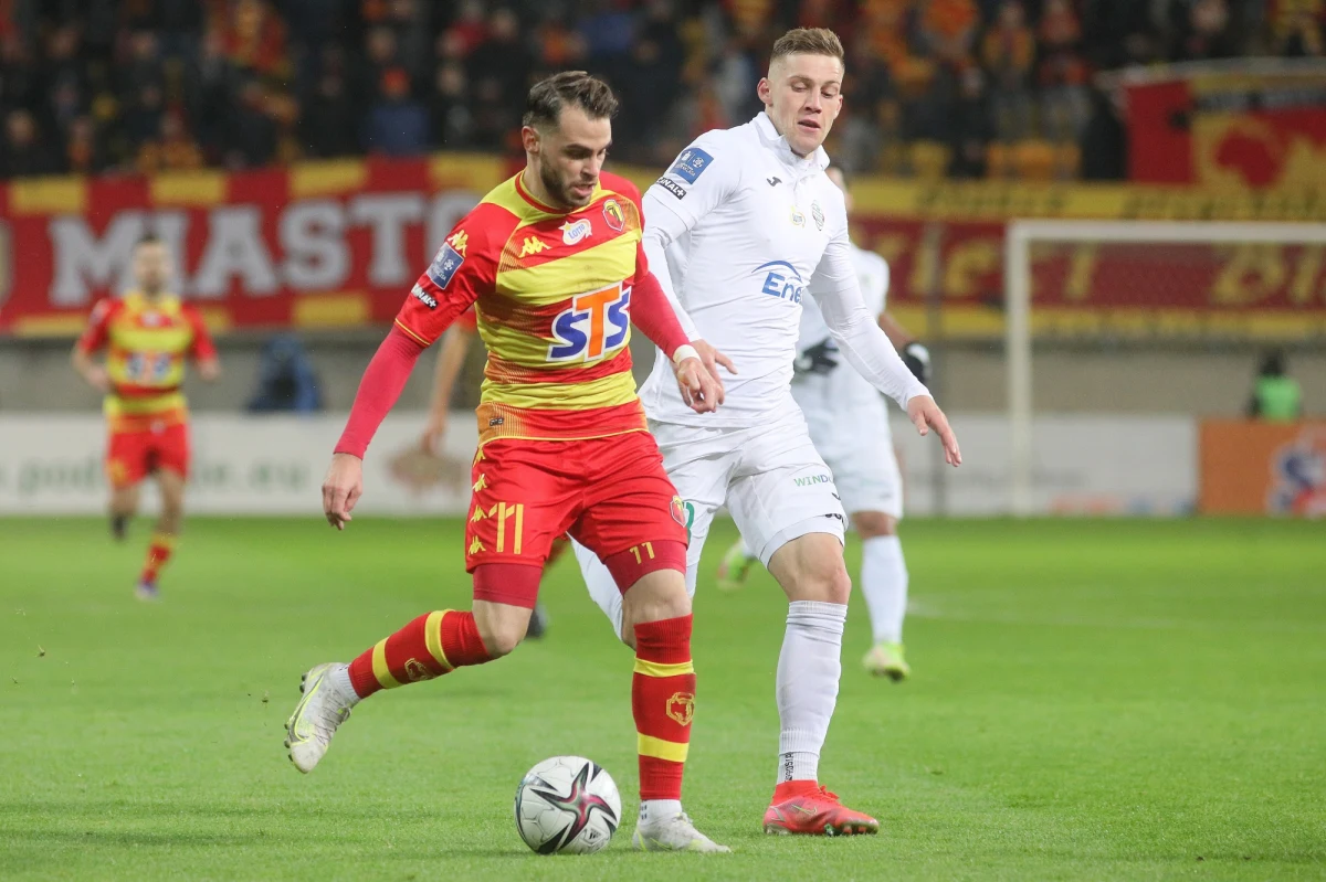 Jagiellonia Białystok zremisowała u siebie 1:1 z Radomiakiem Radom. Obie bramki padły w pierwszej połowie. Najpierw dla „Jagi” strzelił” Cernych, a wyrównał z rzutu karnego Angielski.