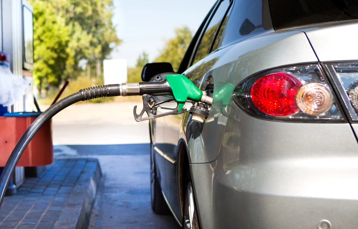 Nigdy wcześniej olej napędowy nie był w Niemczech tak drogi jak teraz. Benzyna również zbliża się do wartości szczytowej. Zmiany są szczególnie drastyczne w porównaniu z rokiem poprzednim - pisze portal tygodnika "Spiegel".