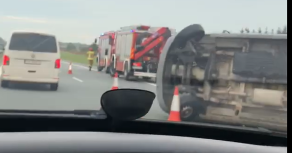 4 osoby zostały ranne w wypadku busa na wielkopolskim odcinku autostrady A2. Jak ustalił reporter RMF FM Mateusz Chłystun - to migranci, którzy podróżowali w kierunku zachodniej granicy. Kierowca uciekł z miejsca wypadku, ale został zatrzymany. Nadal poszukiwany jest jeden z pasażerów. Informację o tym zdarzeniu dostaliśmy na Gorącą linię RMF FM. 