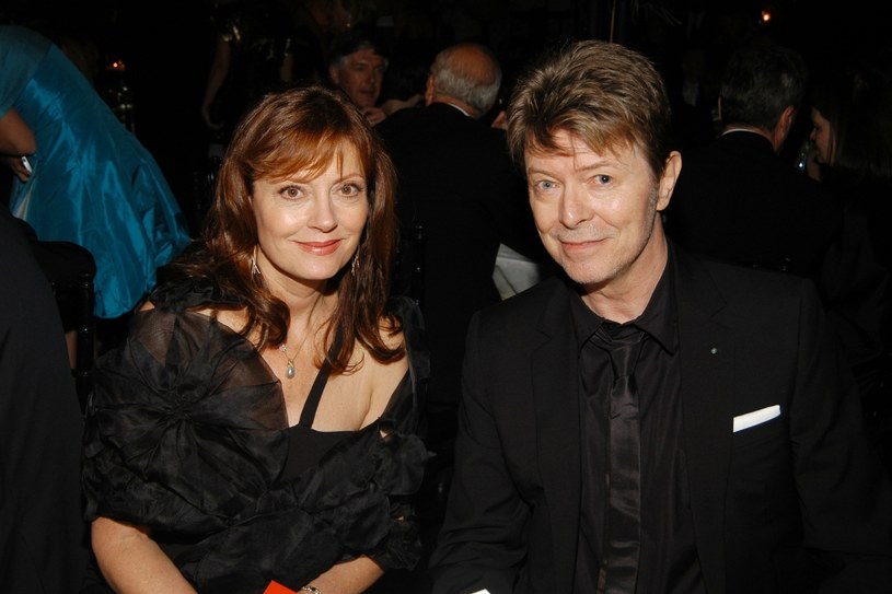 David Bowie i Susan Sarandon byli parą blisko 40 lat temu, w okresie, kiedy pracowali nad filmem "Zagadka nieśmiertelności". Amerykańska aktorka wspomina, że ponownie zbliżyła się z brytyjskim rockmanem przed jego śmiercią w styczniu 2016 roku. Jednak nie pamięta ich ostatniej rozmowy telefonicznej, bo gdy do niej zadzwonił, była pod wpływem leków nasennych.
