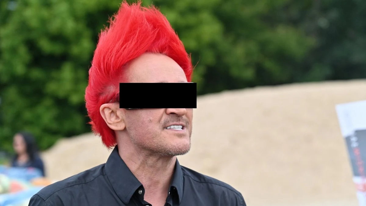 Znany piosenkarz Michał W. usłyszał we wtorek zarzuty w Prokuraturze Okręgowej Warszawa-Praga. Dotyczą one doprowadzenia do niekorzystnego rozporządzenia mieniem znacznej wartości SKOK w Wołominie na kwotę 2,8 miliona złotych. Do tej sprawy już kilka dni temu odnosił się sam artysta..