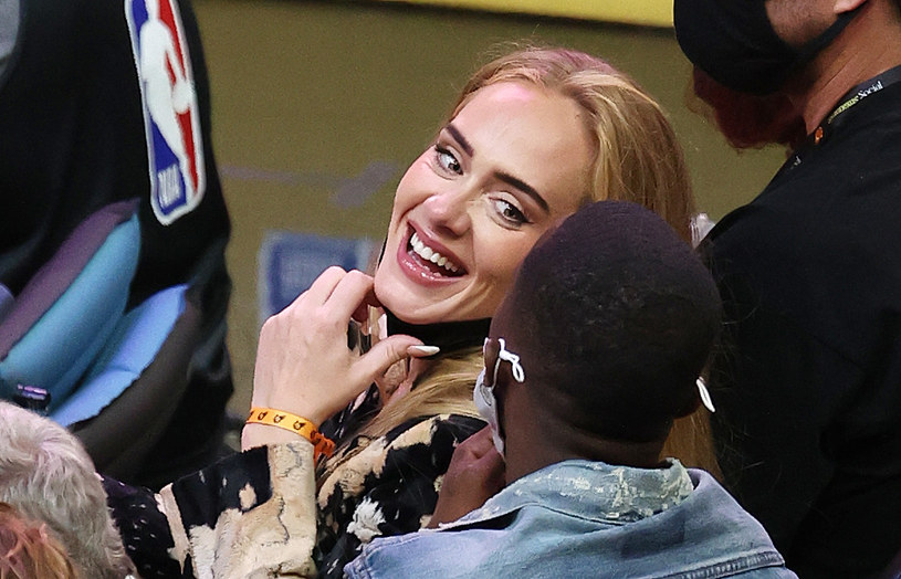Choć premiera nowego albumu Adele odbędzie się dopiero 19 listopada, to artystka cały czas podgrzewa atmosferę przed tym wydarzeniem. Brytyjska piosenkarka właśnie ogłosiła, że będzie bohaterką specjalnego dwugodzinnego programu stacji CBS. W show "Adele One Night Only”, które zostanie wyemitowane 14 listopada, fani nie tylko usłyszą stare przeboje piosenkarki i utwory z jej najnowszej płyty, ale też zobaczą specjalny wywiad, który z Adele przeprowadzi Oprah Winfrey.