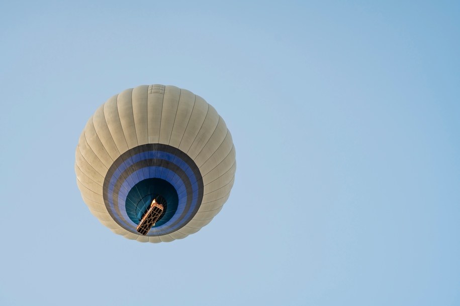 Izrael: Zginął mężczyzna, który spadł z balonu na dach samochodu