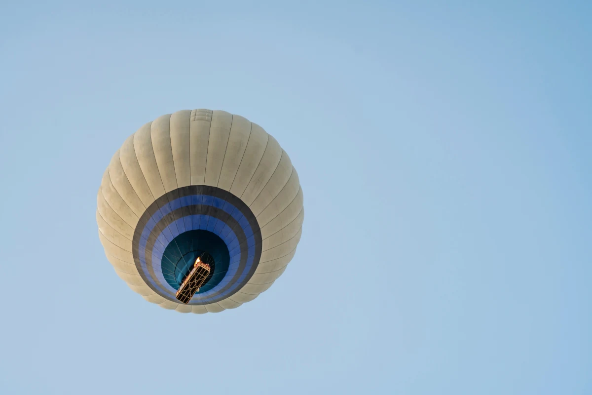 Policja próbuje ustalić, dlaczego dwudziestoletni mężczyzna w momencie startu napędzanego gorącym powietrzem balonu znalazł się poza koszem. Do wypadku doszło w Afuli, mieście na północy Izraela - podał we wtorek portal The Times of Israel.