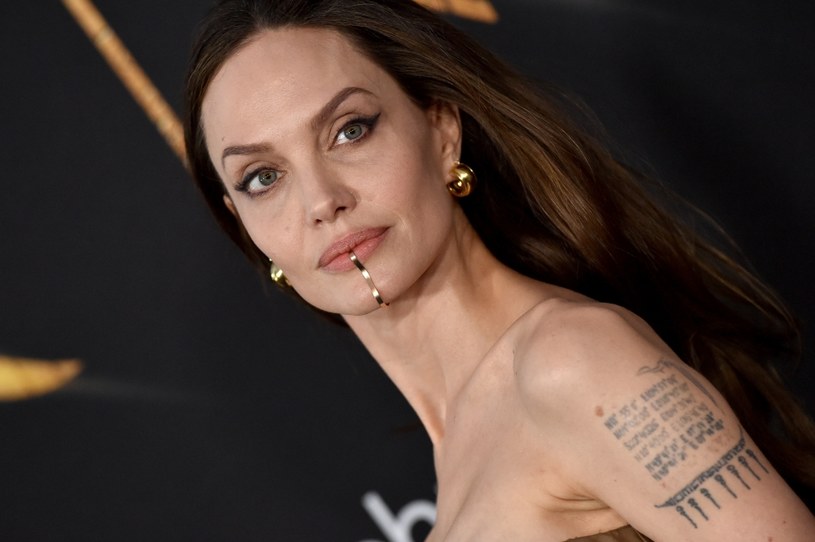 Od piątku, 5 listopada, w kinach na całym świecie można zobaczyć nowy komiksowy film "Eternals". Produkcja miała również pojawić się w repertuarze arabskich kin. Tak się jednak nie zdarzy, bo została wycofana z powodu homoseksualnych scen, jakie się tam znalazły. Decyzję tę skomentowała teraz gwiazda filmu, Angelina Jolie.