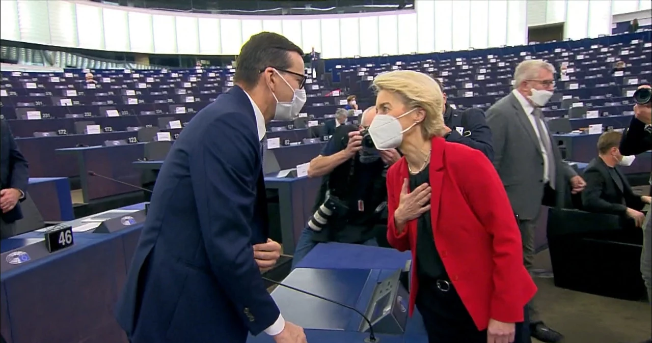 Parlament Europejski: Premier Mateusz Morawiecki wita się z szefową KE Ursulą von der Leyen