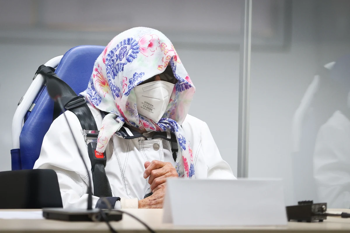 Była sekretarka obozu koncentracyjnego Stutthof została w sądzie okręgowym w Itzehoe oskarżona o współudział w zabójstwie w ponad 11 tys. osób. 96-letnia Irmgard Furchner pojawiła się na sali sądowej na wózku inwalidzkim. 