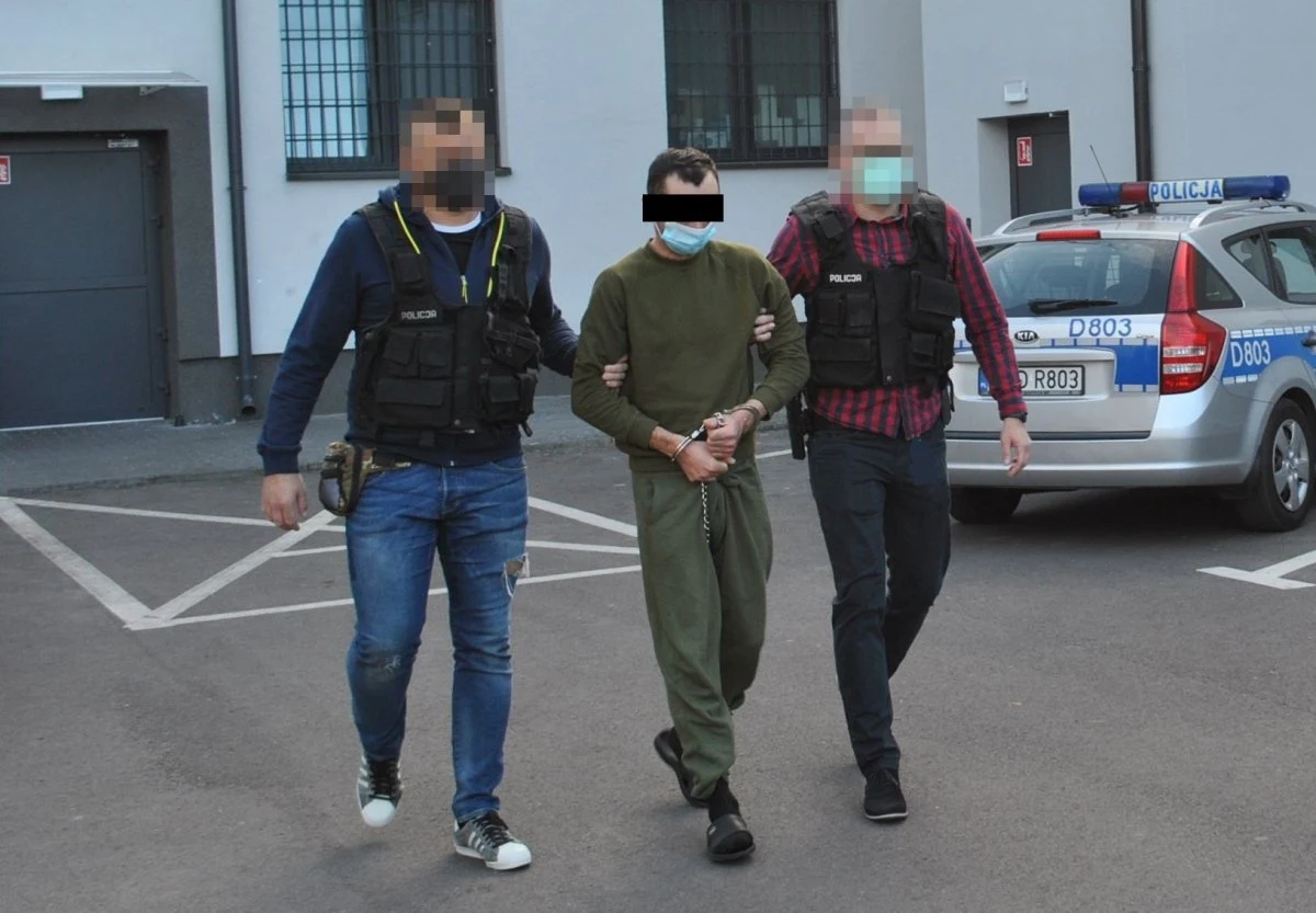 Nawet dożywocie grozi 39-latkowi, który został zatrzymany pod zarzutem zabójstwa swojej żony. Kobieta została zaatakowana podczas powrotu do domu samochodem. Niestety obrażenia jakie odniosła, okazały się śmiertelne. Policjanci zatrzymali podejrzanego kilkanaście kilometrów dalej. 39-latek usłyszał już zarzut zabójstwa, a sąd zastosował wobec niego tymczasowy areszt.