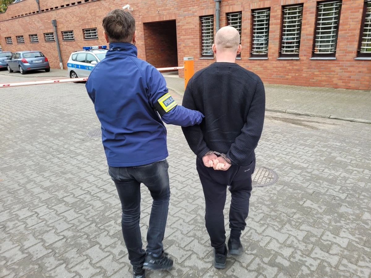 Co najmniej 20 osób padło ofiarami oszusta, który na portalu internetowym oferował do wynajmu apartamenty nad morzem. Po wpłaceniu zaliczki za wynajem kontakt z mężczyzną się urywał. 31-letni Niemiec został zatrzymany we Wrocławiu.