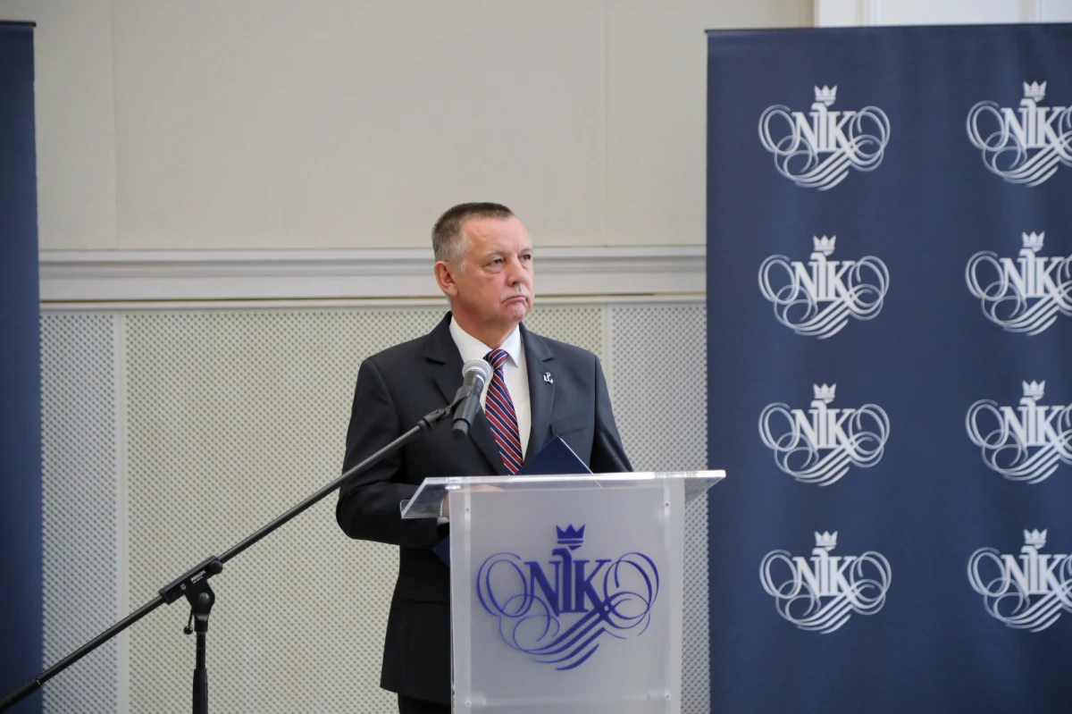 Dokumenty podpisane przez prezesa Najwyższej izby Kontroli Mariana Banasia, w sprawie powołania komisji śledczej, trafiły do Sejmu. To listy do marszałek Elżbiety Witek, a także szefów klubów i kół parlamentarnych. Szef Izby chce, by komisja zajęła się sprawą wymuszania przez służby specjalne i prokuraturę zeznań, które miałyby obciążać jego i jego rodzinę.