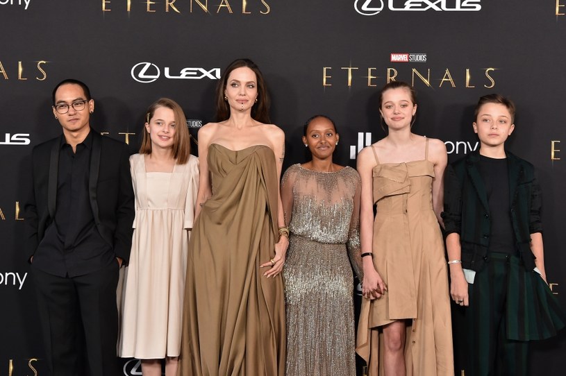 Jak te dzieci szybko rosną! Tak mogła pomyśleć Angelina Jolie, kiedy szykowała piątkę swoich pociech na premierę filmu Marvela „Eternals”. A zwłaszcza Zaharę, której na ten wieczór aktorka pożyczyła swoją suknię. Nie byle jaką - Jolie tę kreację włożyła na galę rozdania Oscarów w 2014 roku.

