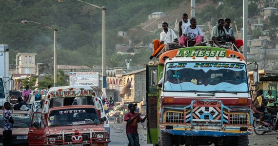 Gang porywaczy z Haiti, który w weekend uprowadził 17 chrześcijańskich misjonarzy z USA i Kanady, zażądał miliona dolarów okupu za każdego z porwanych - podał "Wall Street Journal". Według gazety negocjacje z przestępcami mogą potrwać tygodnie.