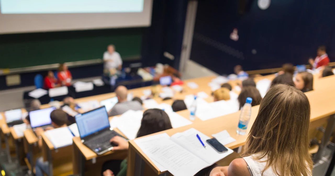 Studenci za zaszczepienie mogą dostać 100 dolarów