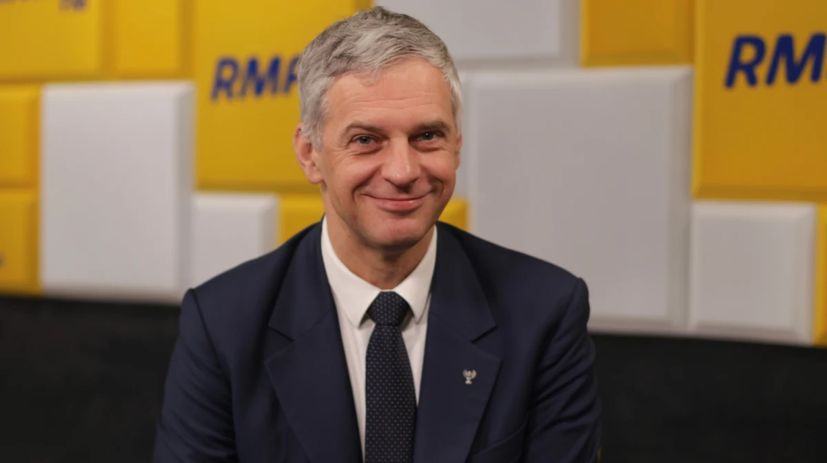 „Polska nie powinna być karana odebraniem pieniędzy, bo to są pieniądze Polaków, a nie Mateusza Morawieckiego, jego rządu i Prawa i Sprawiedliwości. Jestem w stanie wyobrazić sobie sytuację, w której rząd będzie te pieniądze oglądał z daleka i nie dostanie ich w taki sposób, w jaki sobie to wyobrażał” -  powiedział w Porannej rozmowie w RMF FM Paweł Poncyljusz, poseł Koalicji Obywatelskiej.