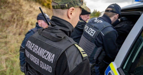 Minister spraw wewnętrznych Niemiec Horst Seehofer w liście do szefa MSWiA Mariusza Kamińskiego proponuje wzmocnienie patroli na wspólnej granicy i sugeruje, aby skorzystać ze wsparcia Frontexu. "Problem nielegalnej migracji coraz bardziej dotyka też Niemcy" - podkreśla. Wcześniej policyjny związkowcy w Niemczech domagali się tymczasowego przywrócenia kontroli na polsko-niemieckiej granicy.  