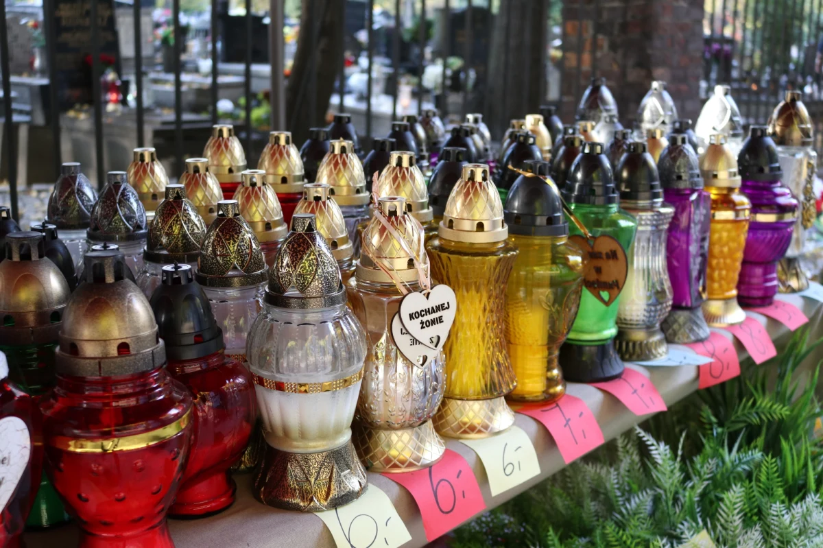 Szklany czy plastikowy? Na baterie, a może z prawdziwym płomieniem? Jest wiele rodzajów zniczy, jakie możemy postawić na grobie. Zanim zdecydujecie się na konkretny zakup, warto poznać wady i zalety każdego z rozwiązań. 