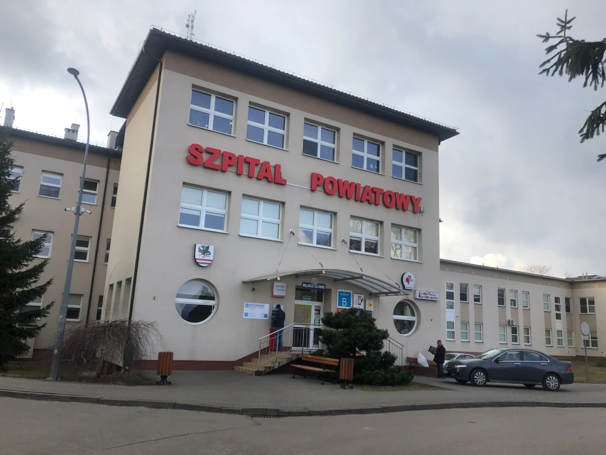 Będą trudności z opieką nad pacjentami, którzy są zakażeni koronawirusem i mają inny poważny problem zdrowotny - zwracają uwagę w rozmowie z RMF FM przedstawiciele Ogólnopolskiego Związku Pracodawców Szpitali Powiatowych. Obecnie w lecznicach w całej Polsce jest ponad 3,5 tysiąca pacjentów z koronawirusem. 