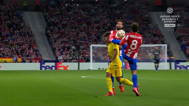 W 52. minucie czerwoną kartką ukarany został dotychczasowy bohater Atletico Antoine Griezmann. Francuz po bardzo niebezpiecznym wejściu w stylu kung-fu trafił rywala w głowę i został natychmiast usunięty z boiska. Podopieczni trenera Diego Simeone musieli już do końca spotkania radzić sobie w "10".