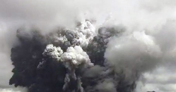 W środę doszło do erupcji jednego z największych na świecie masywów wulkanicznych - góry Aso na wyspie Kiusiu w Japonii. Pył wyrzucany jest na wysokość ponad 3 tysięcy metrów.