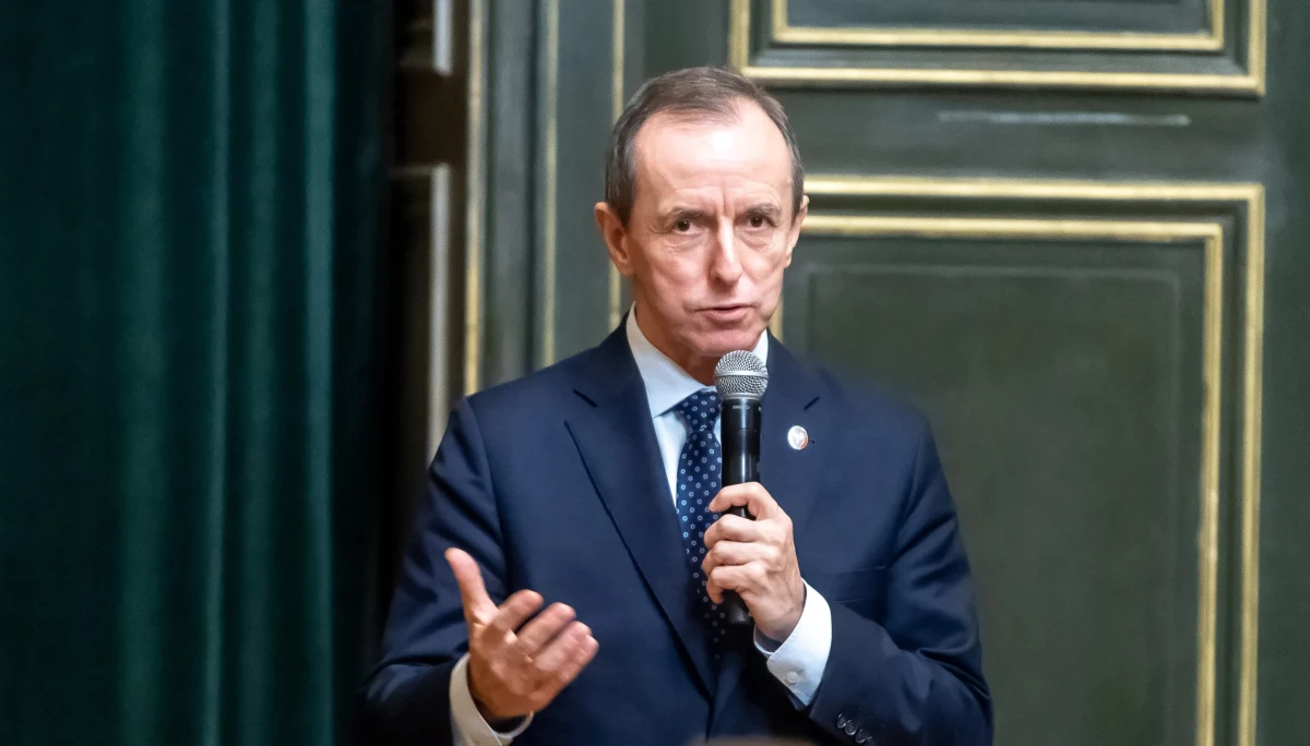 Ostatecznie przepadł złożony w marcu wniosek o uchylenie immunitetu marszałka Senatu. Po próbie uzyskania od prokuratury poprawnego formalnie wniosku, wicemarszałek Bogdan Borusewicz postanowił o pozostawieniu sprawy bez dalszego biegu. Żeby postawić Tomaszowi Grodzkiemu zarzuty korupcyjne, śledczy mogą tylko złożyć kolejny, inny już wniosek.