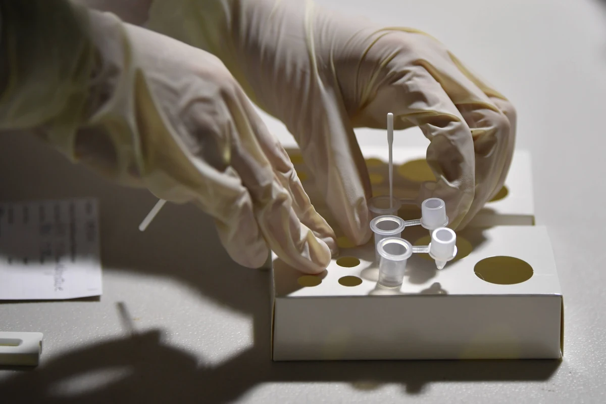 Ognisko koronawirusa w sanatorium w Ustroniu na Śląsku. Zakażenie potwierdzono tam u sześciu osób. Kilkanaście kolejnych musiało przejść testy. Dzięki wprowadzeniu obowiązujących procedur, sytuacja została już opanowana. Sanatorium działa normalnie. W tej chwili przebywa tam ponad 1300 kuracjuszy.