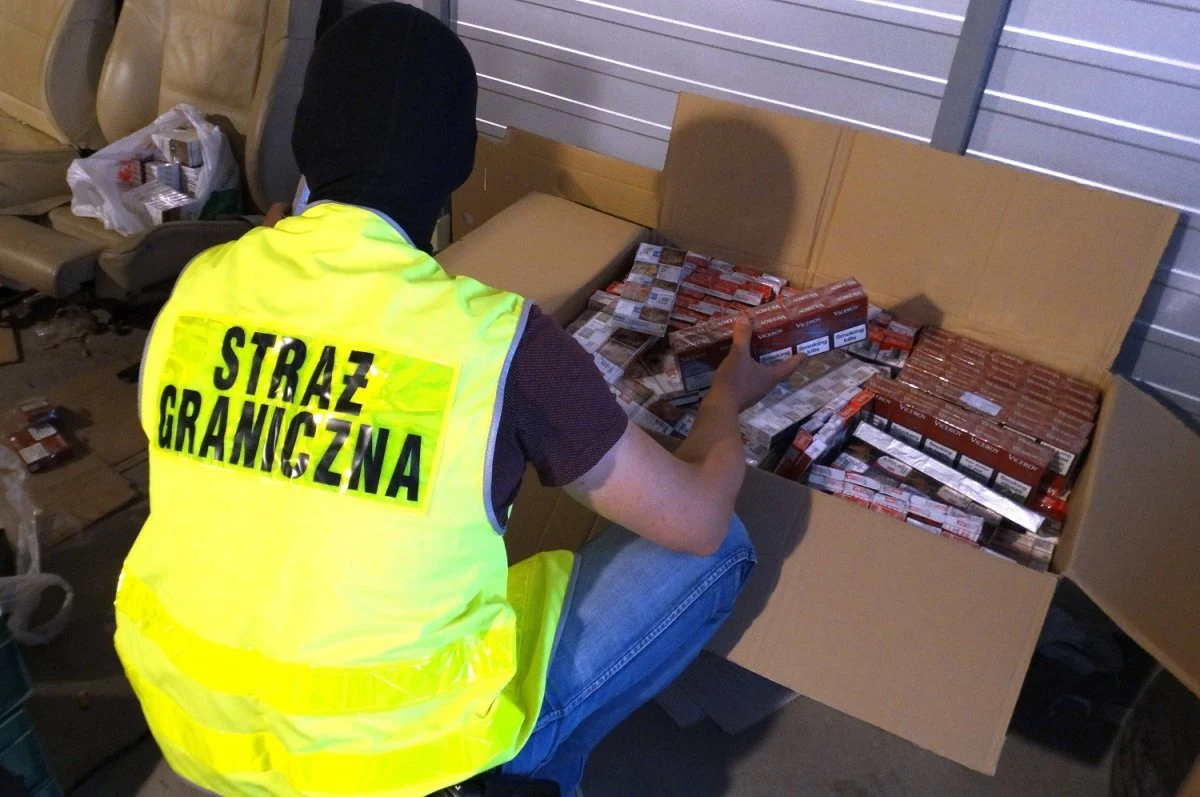 Prawie 10 tys. paczek papierosów bez polskich znaków akcyzy znalazł na jednej z posesji w powiecie mieleckim (Podkarpackie) Bieszczadzki Oddział Straży Granicznej. Nielegalny towar oszacowano na 145 tys. zł - poinformowała rzeczniczka BiOSG Elżbieta Pikor.