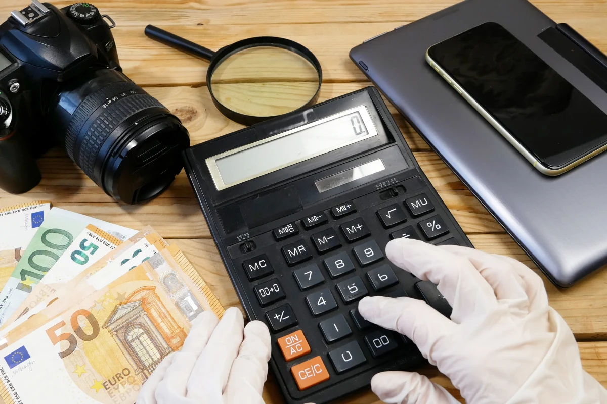 Zarzuty kradzieży usłyszał 39-latek, który przyjął laptopa zostawionego dla sąsiada przez kuriera. Mężczyzna odebrał komputer i sprzedał go w lombardzie.