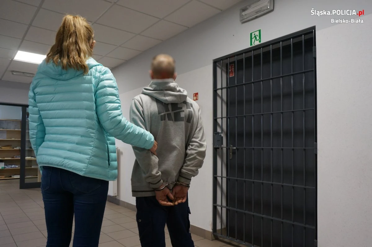 Bielscy policjanci zatrzymali 43-latka, który pod osłoną nocy kradł z zaparkowanych ciągników siodłowych paliwo. Wypompował do kanistrów blisko 140 litrów oleju napędowego. Wpadł, bo zauważył go kierowca, który przyjechał na bazę, aby wyruszyć w trasę – podała policja.