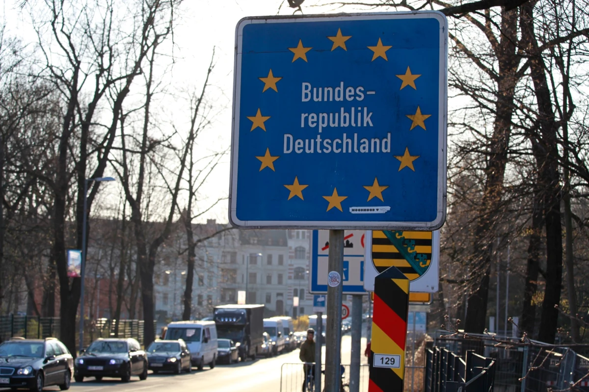 Szef MSW Niemiec Horst Seehofer wykluczył możliwość zamknięcia granicy polsko-niemieckiej. Po posiedzeniu rządu mówił na konferencji prasowej jedynie o planach zwiększenia wspólnych patroli na granicy po stronie Polski. Wszystko po to, by zapobiec nielegalnemu przedostawaniu się za Odrę migrantów, którzy docierają tam przez Polskę z Białorusi.   