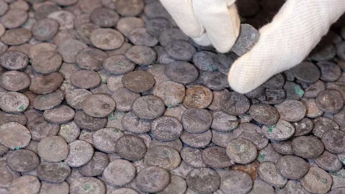 15 kilogramów srebrnych monet odnaleziono w Augsburgu w Niemczech. Bezcenny skarb pochodzi z czasów rzymskich i czeka już na renowację. 